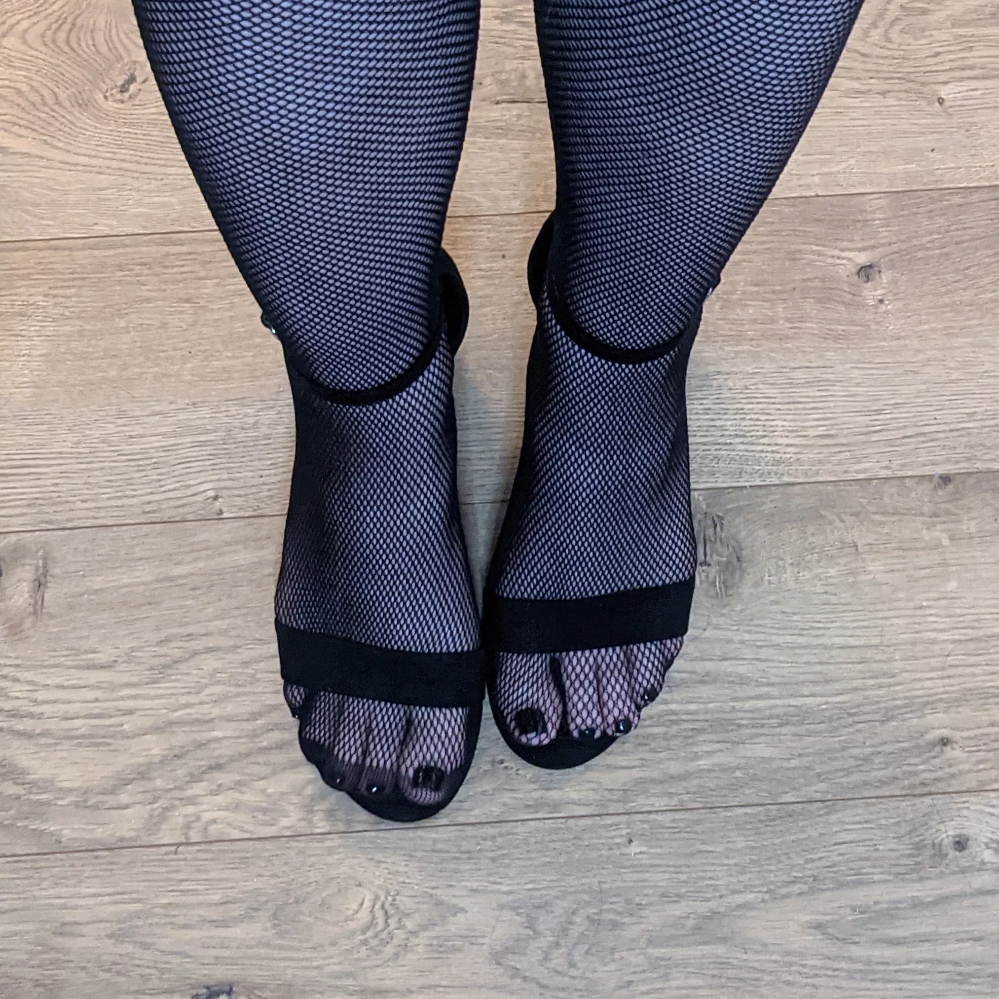 Fish nets and painted toe nails 😇⛓️🖤💋😆 posted by diybabe666
