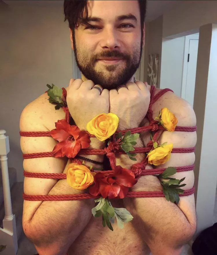 Fisherman’s harness + flowers posted by RopeFaelan