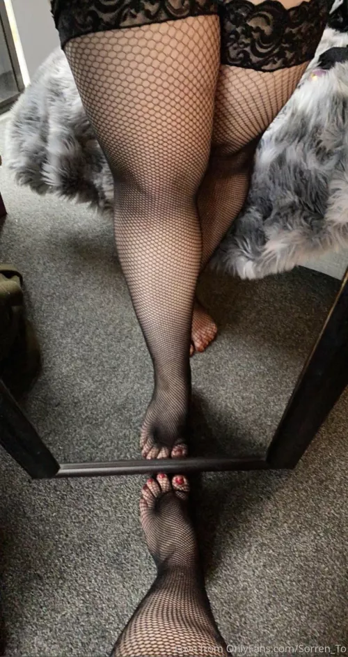 Fishnets and curves are always sexy by Sorren_To