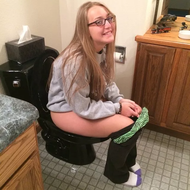 Five pictures, two bathrooms (4 MiC) posted by CatpainTpyos