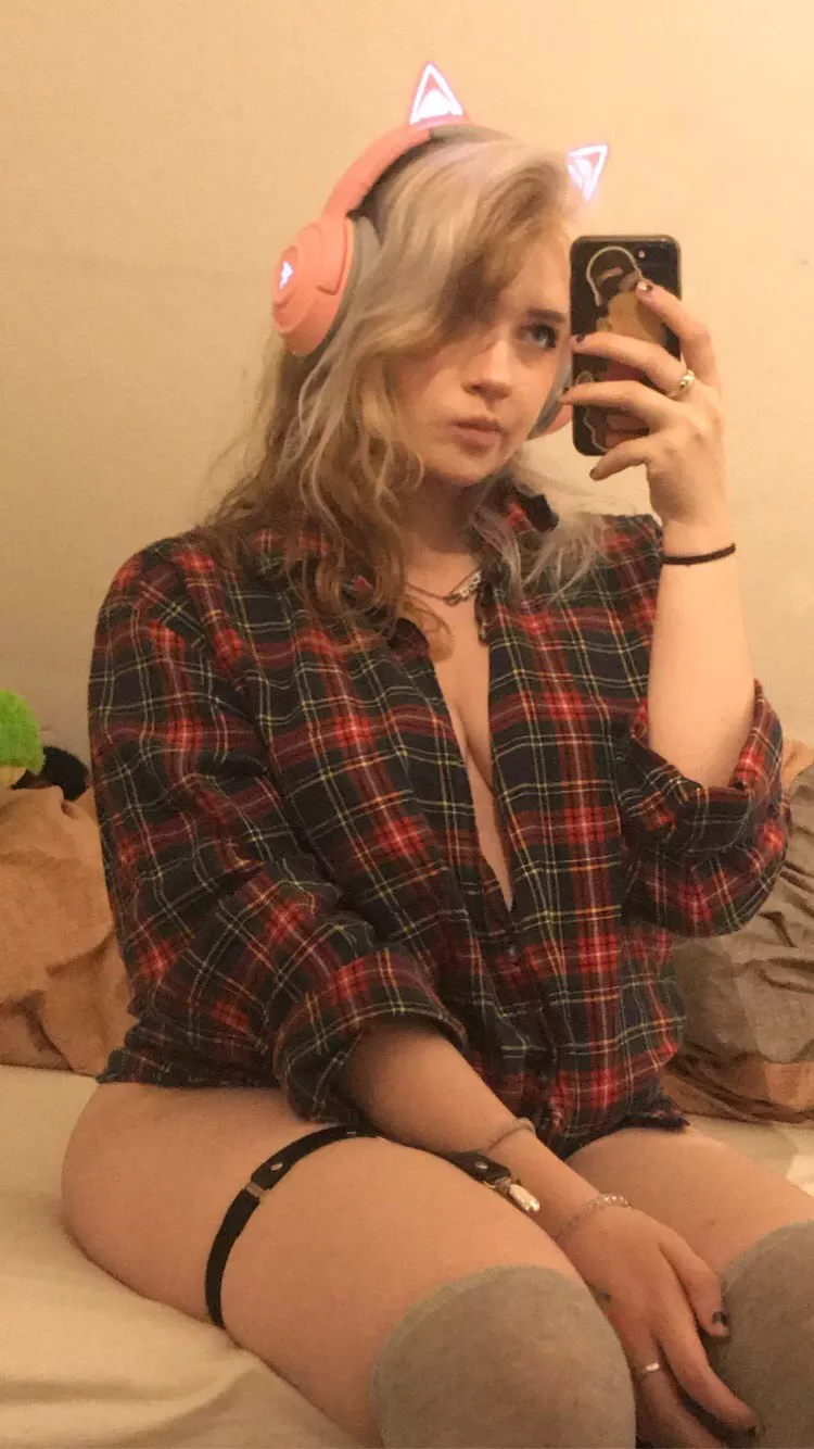 Flannels are the comfiest thing ever posted by meemowwuwu