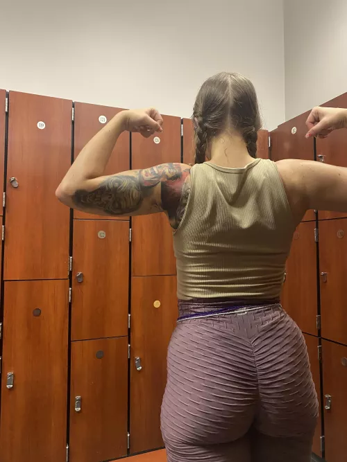 Flexin 💪✨ I consider myself a legging connoisseur [oc] [alt] [tatted] by starrsusedpanty