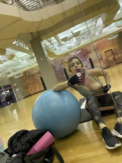 Flexing at the gym 💪 by flexy-257