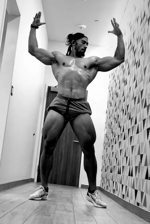 Flexing 😎💪🏽 by beastmuscle