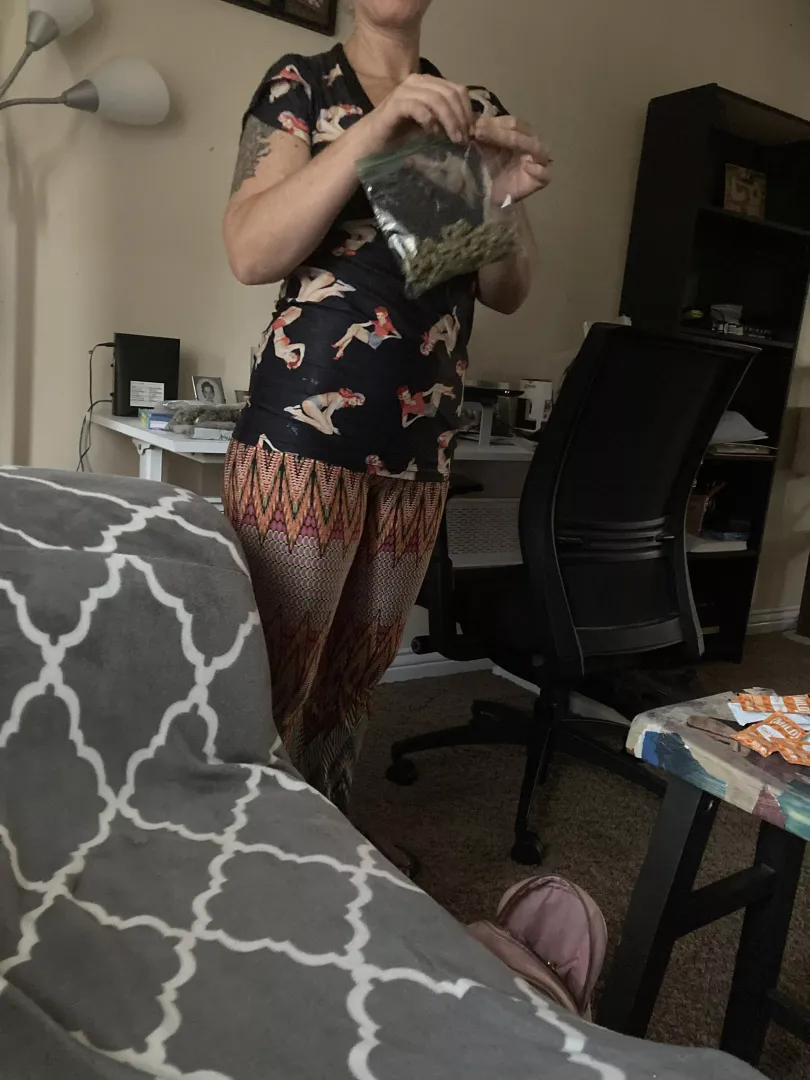 Flower and ass…wonderful combination [f] posted by LauraWhora420