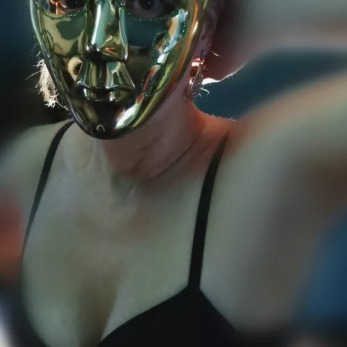 Flower mask aka Golden Mask 🎭 embracing her curves and more ... by poleflower