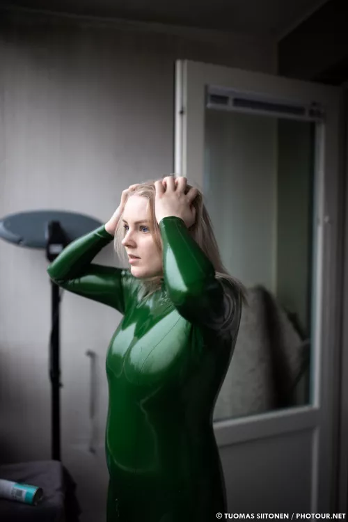 Fluffing the hair by TuomasS