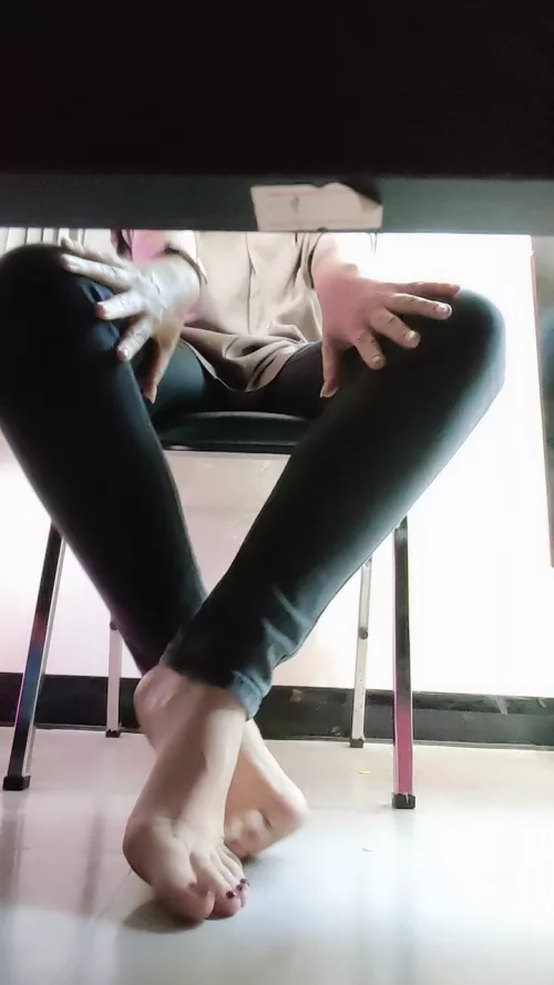 Foot stool / slave needed by tillyknight