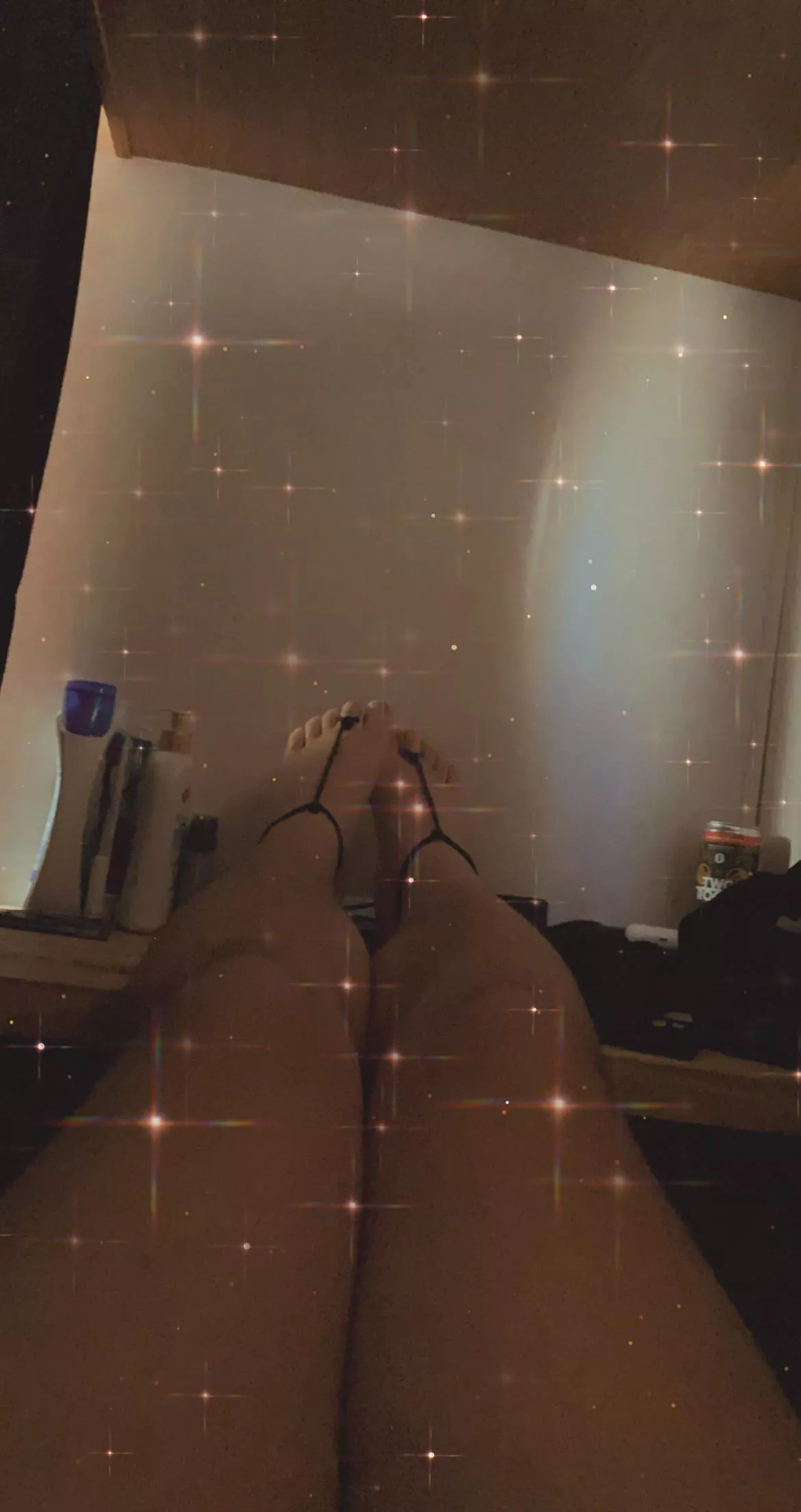 Footjob anyone? ☺️ posted by Arianadavis420