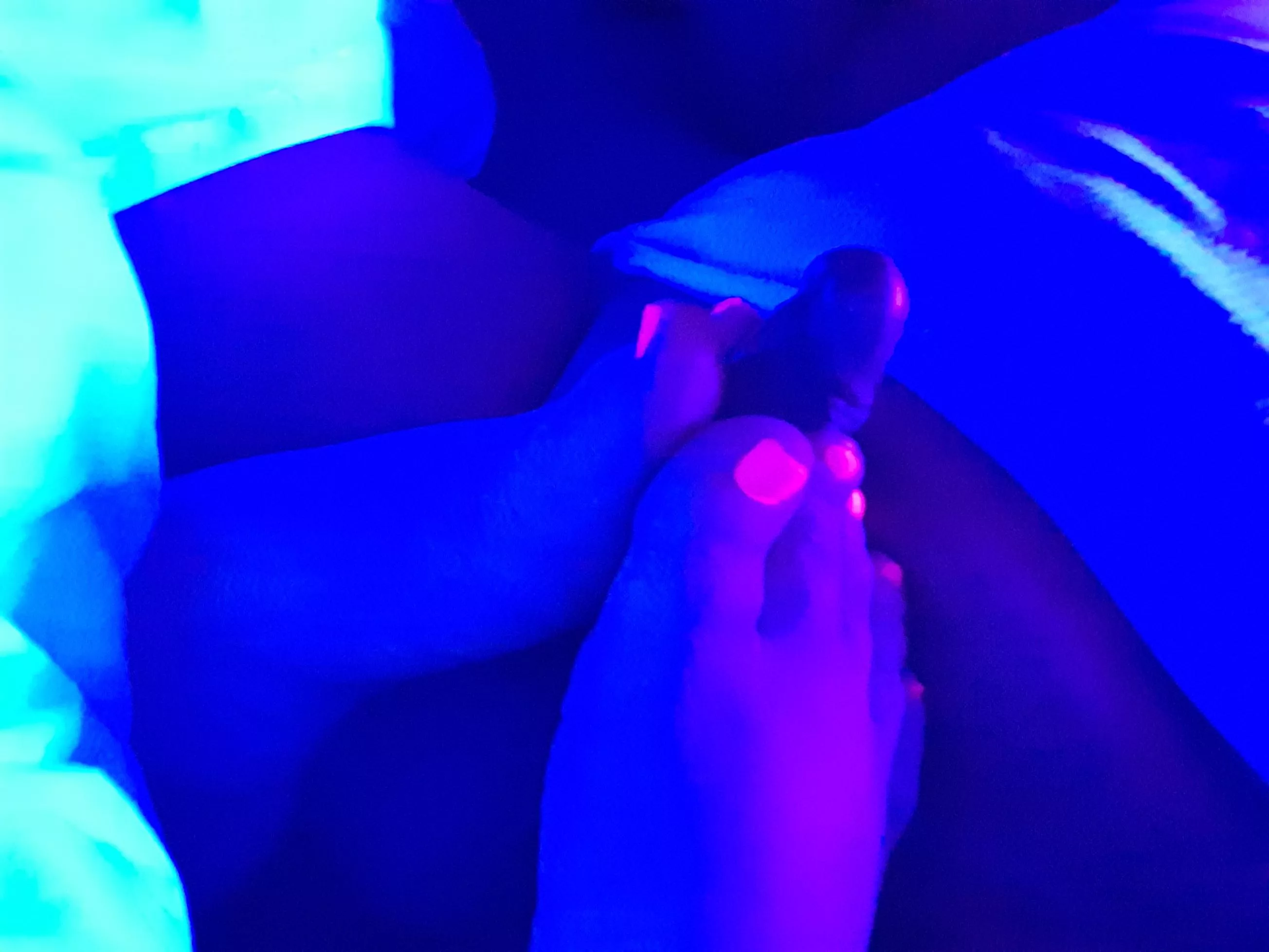 Footjob with my neon toes 😋 posted by AnywhereFew2076