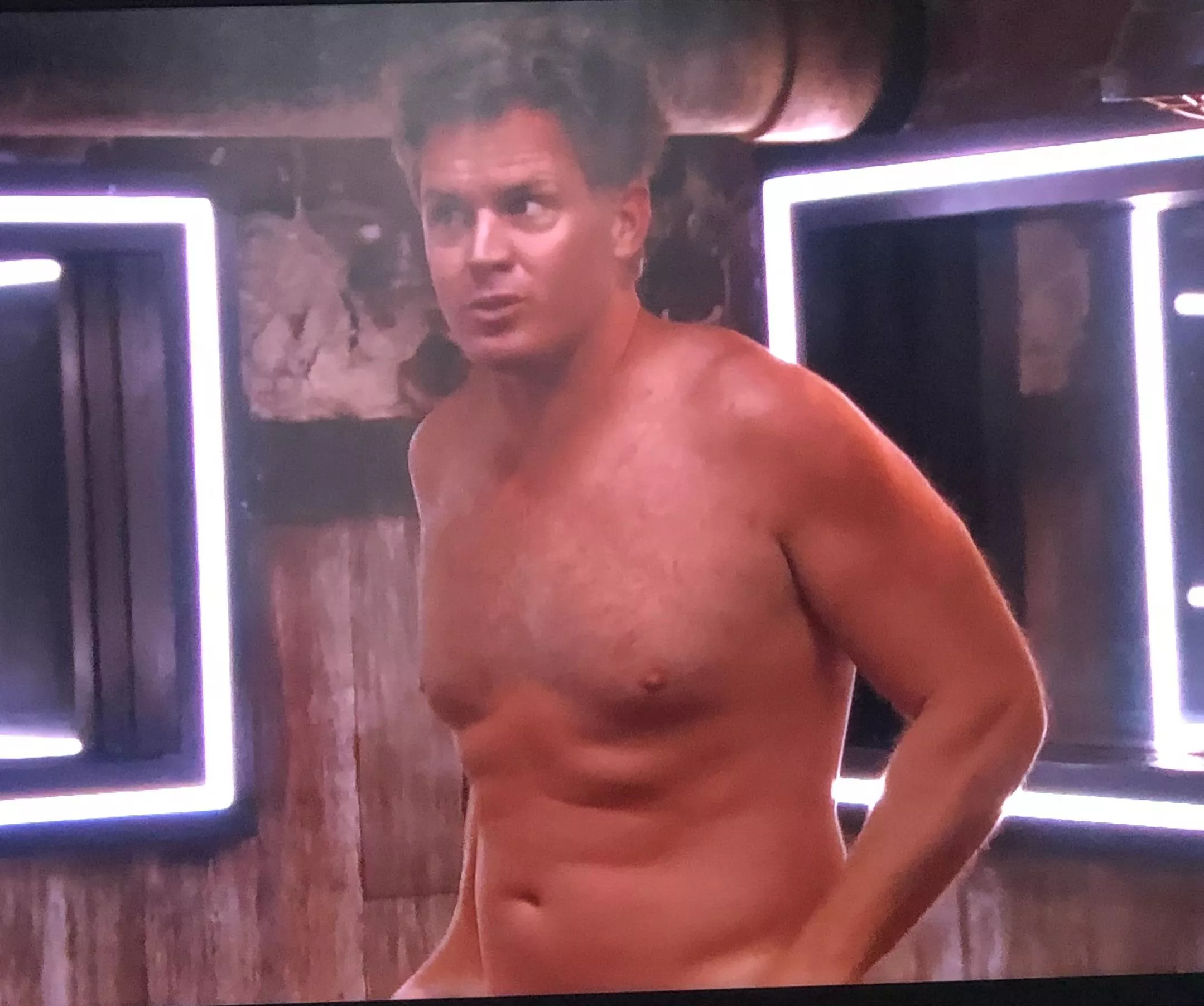 For all the dad bod lovers out there, we got a shirtless Memphis posted by thekid2020