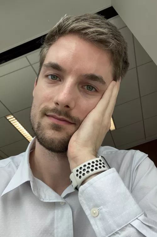 For my corporate gays who haven’t gone back to the office yet this is your sign to go get that good lighting… and maybe get some work done by jppx23