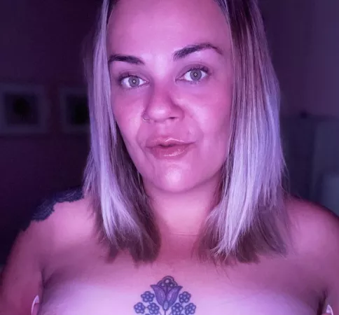 Forever the geeky art school girl ☺️ by MsLunatoyou