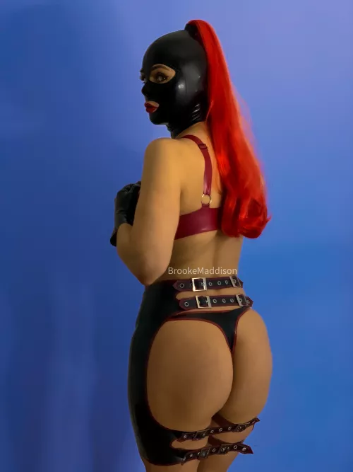 Form an orderly queue 🙋🏻‍♀️🍑👋🏻👋🏻👋🏻love this Libidex latex spanking skirt and rubber thong combination by BrookeMaddison