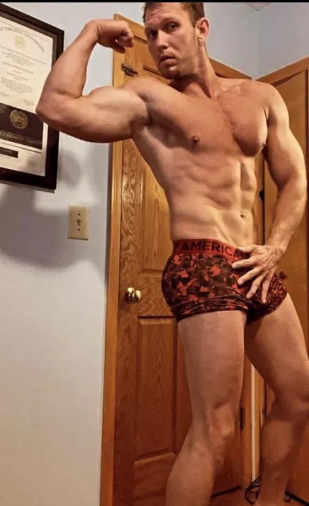 Former college jock. Come worship this body stripped down on OF by dbchatb