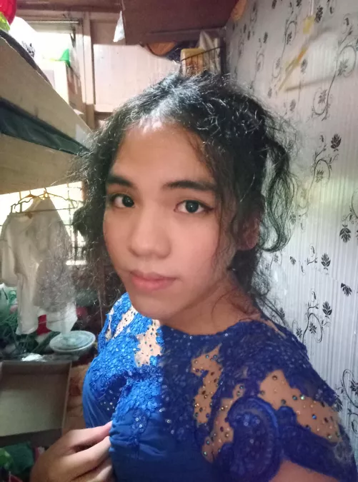 Found my sister's prom dress, I hope I'm as pretty as her at least by Viniente