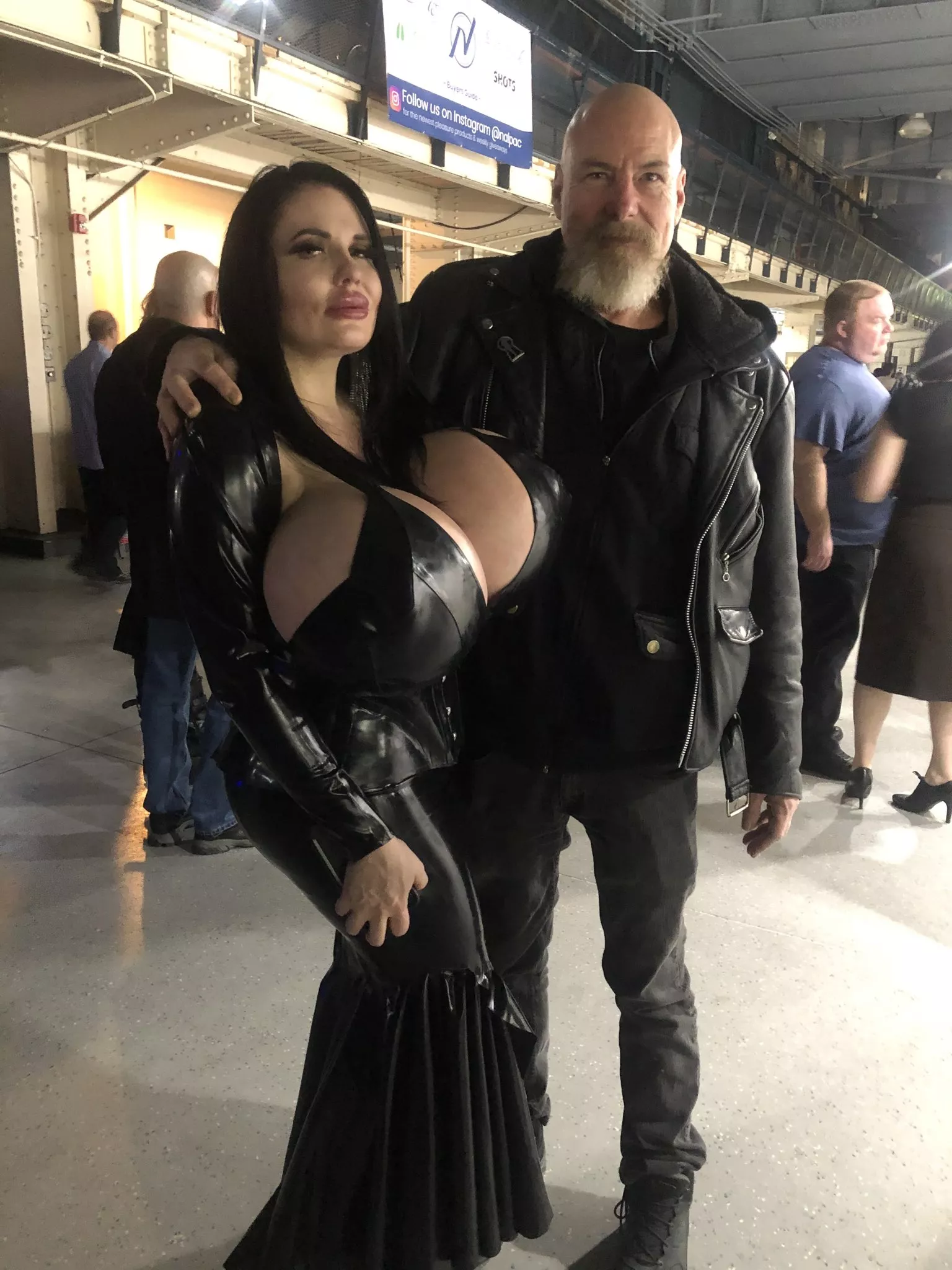 Foxy Menagerie Verre (left) posted by badkluster03