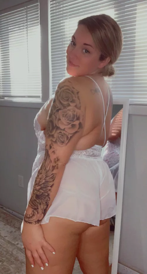 FREE OF!! Your favorite nerdy, curvy, tatted, teacher that you’ve always fantasized about! GFE, sexting, nudes, videos, panty! Christmas wish list up on my page! by lovelybc