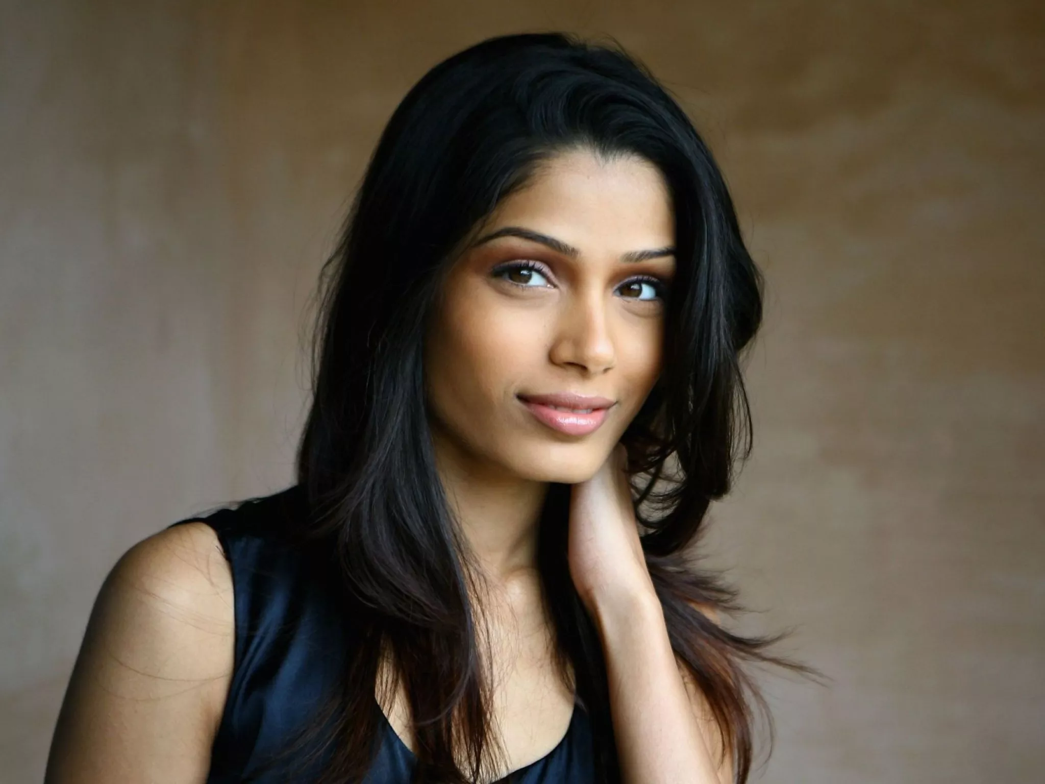 Freida Pinto posted by AdviceGivingBlackGuy