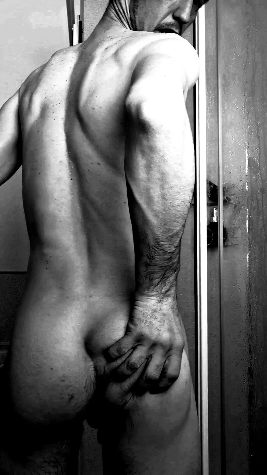 Fresh out of the shower 😏 posted by Bigtasty090