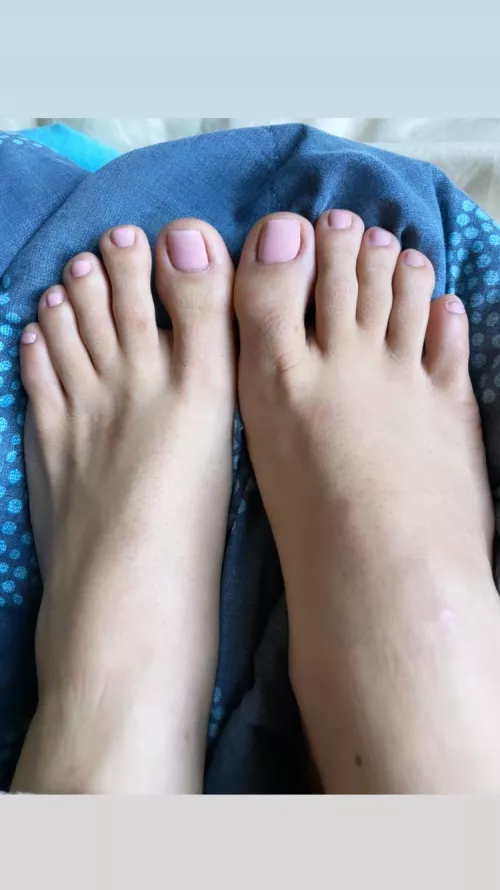 Fresh pedi, who wants to suck my nude toes 🤭 by GurAccurate