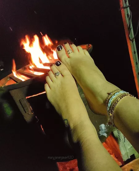 Friday night feet & a fire 🔥 by [deleted]
