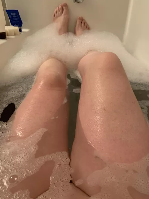 [F]riday night relaxing in the tub. by Sweet_Kitty73