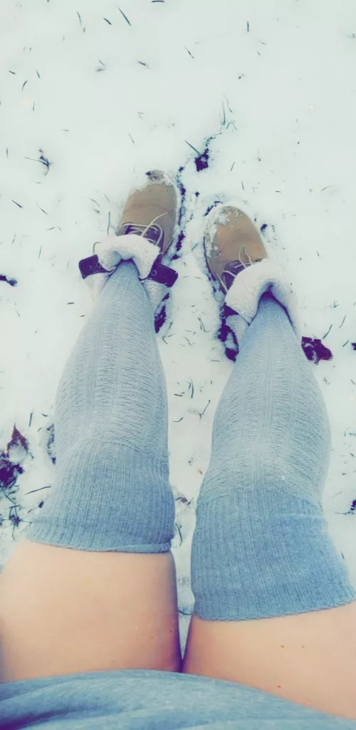 Froze my 🍑 for dis. I hopes you likes❄☃️ by foxxcii