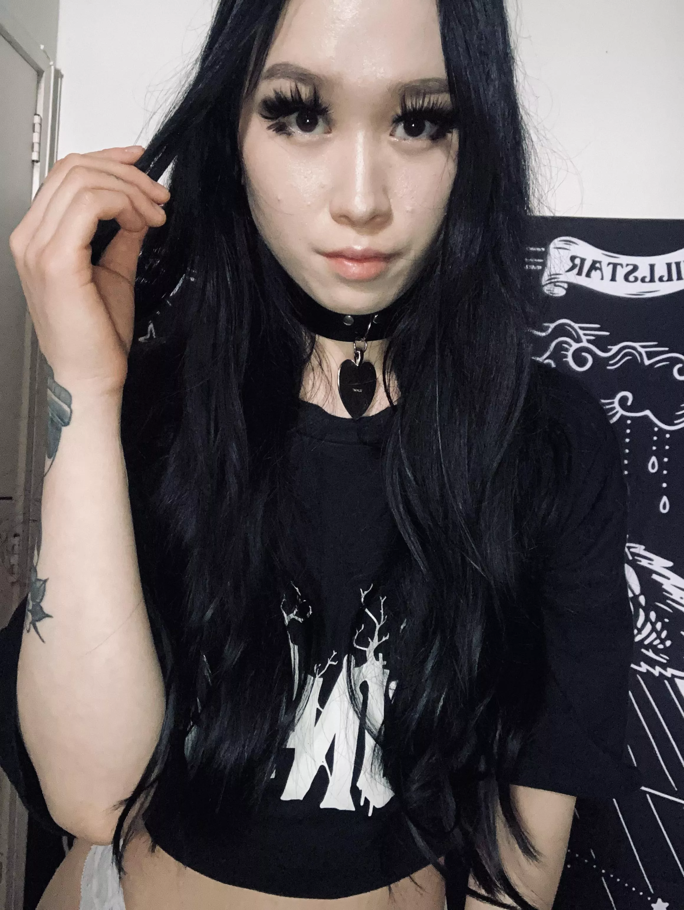 Fuck me with the lights off and my chains on 🖤 posted by minibubbles9