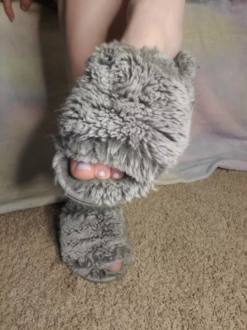 Fuzzy toes 💜 by LolliPie33