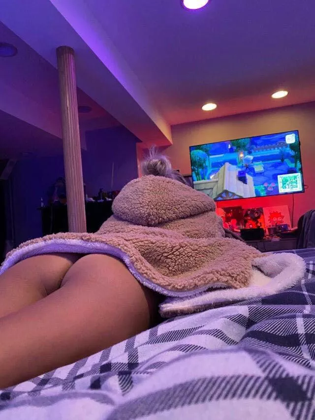 Gamer Girl posted by thetenbruhmandments