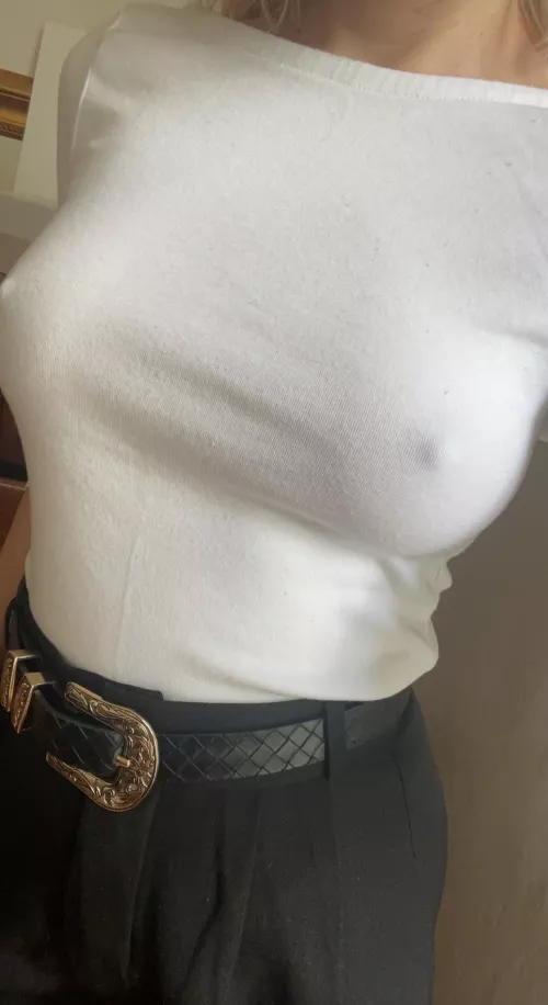 Gap so big it stretches my shirt! by dungeonmasternyx