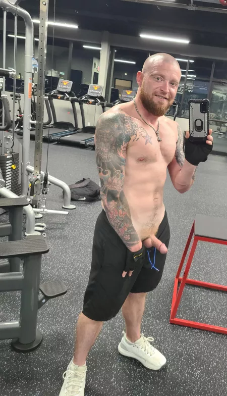 Get alittle pumped up at the gym by Fictionalust