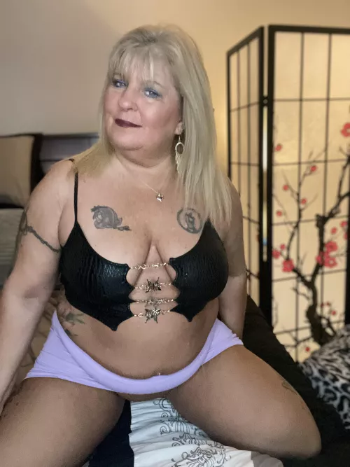 Get between my thighs.. by midnitesapphire69