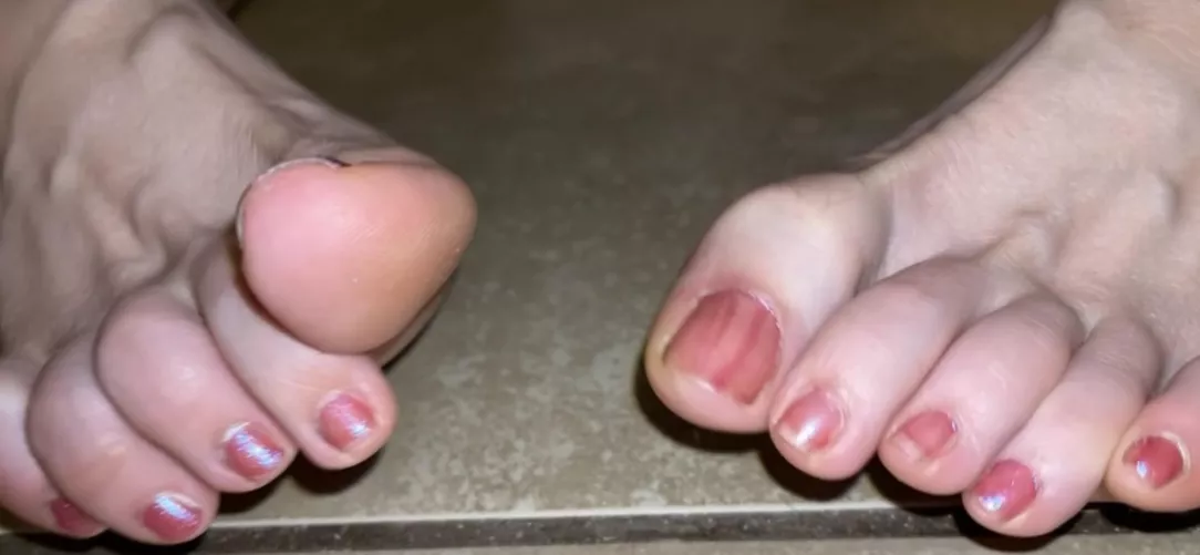 Get down on your tummy and lick my toes like a good little one… ❤️🦶🏻 by virgobunnyy