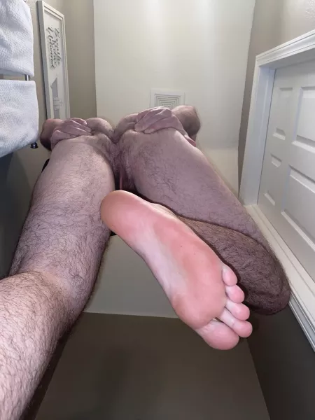 Get under my feet 😏 by King_Mattx