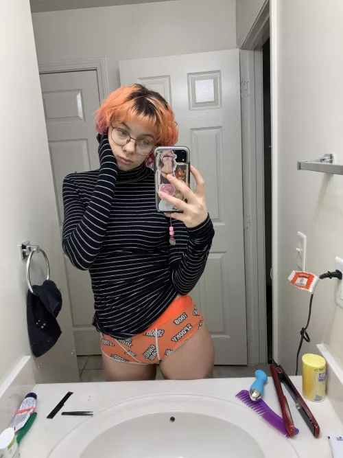 Gettin ready for work ;-; by cloroxangel