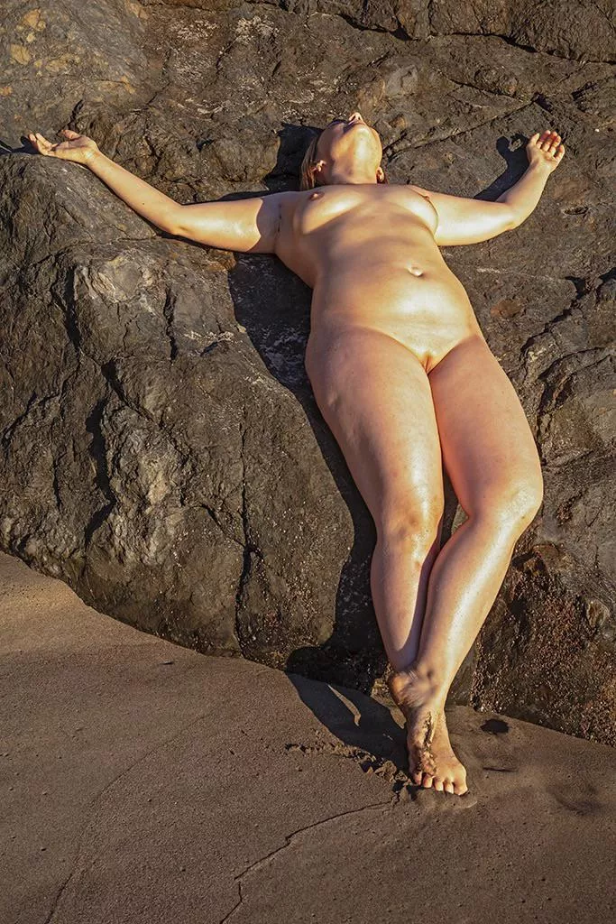 Getting baked on this hot ass rock 😎 posted by FreeTapir