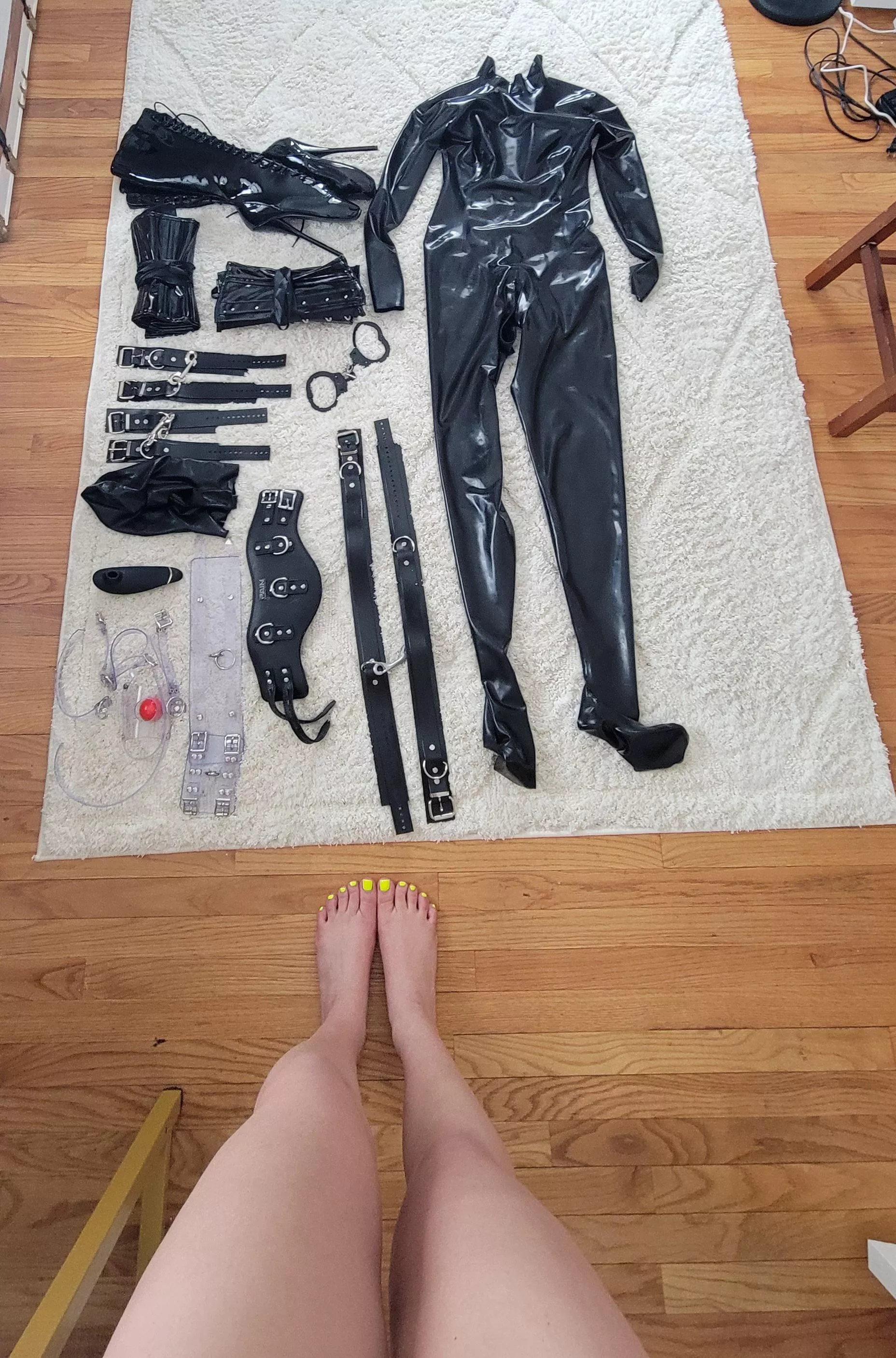 Getting ready for some snow day fun. Come [F]ind me cozy in my catsuit 😻 posted by collaredbabe