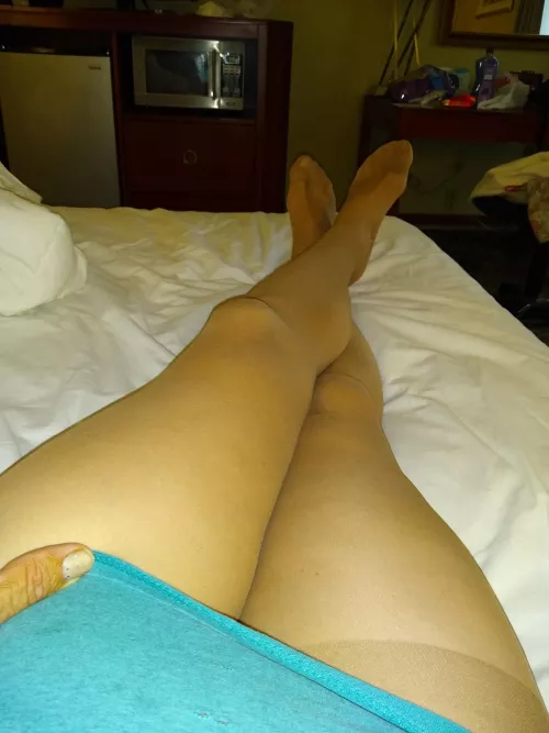 Getting ready for work by kellyshemale