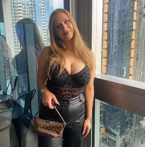 Getting ready to show off at a club by Descenze