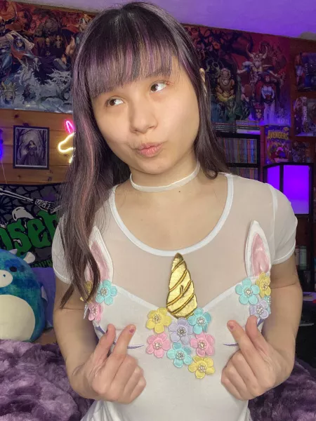 gimme a kiss by tiedyedicorn