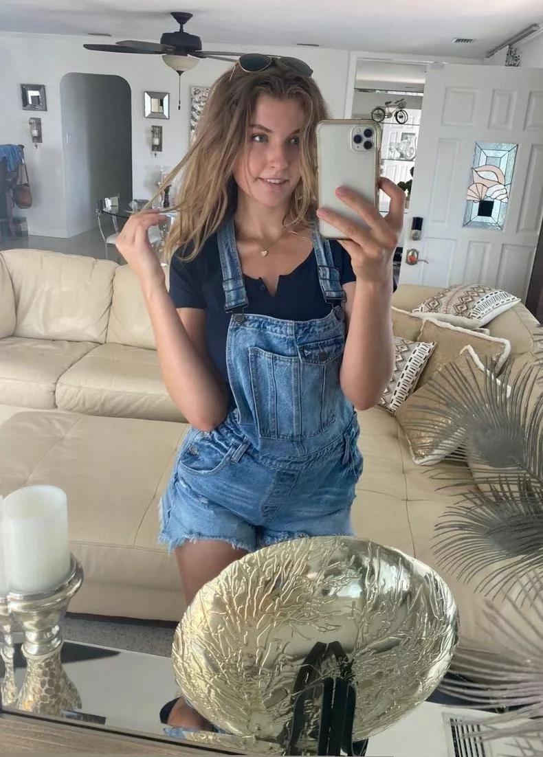 Girl in the mirror posted by sverigehem