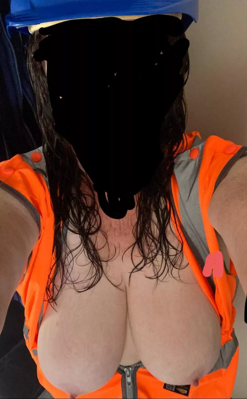 Girls at work...she is a good un.. posted by Cyezion