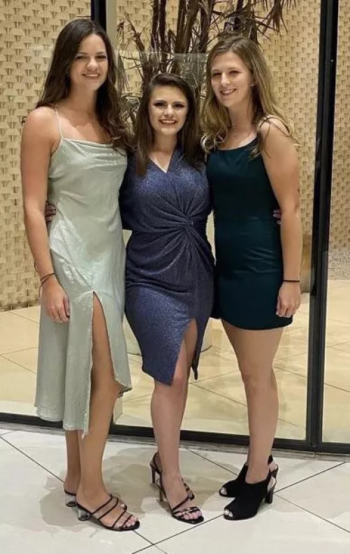 Girls night by abc0011_