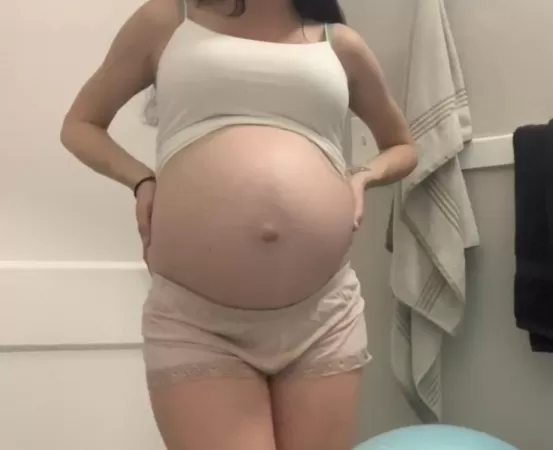 Give it a kiss by 13ScarlettH