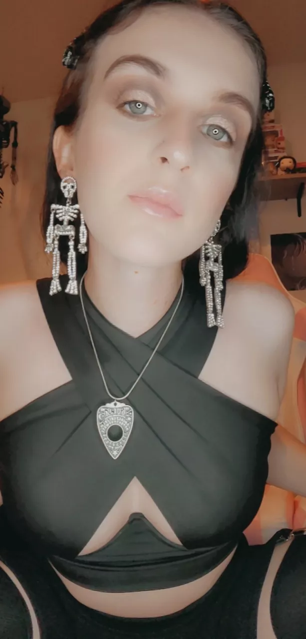 Give me the attention I deserve. 23F posted by Arifairy22