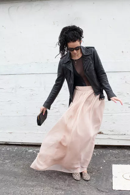 Gloria V under a skirt posted by BOOOOOOOBIES