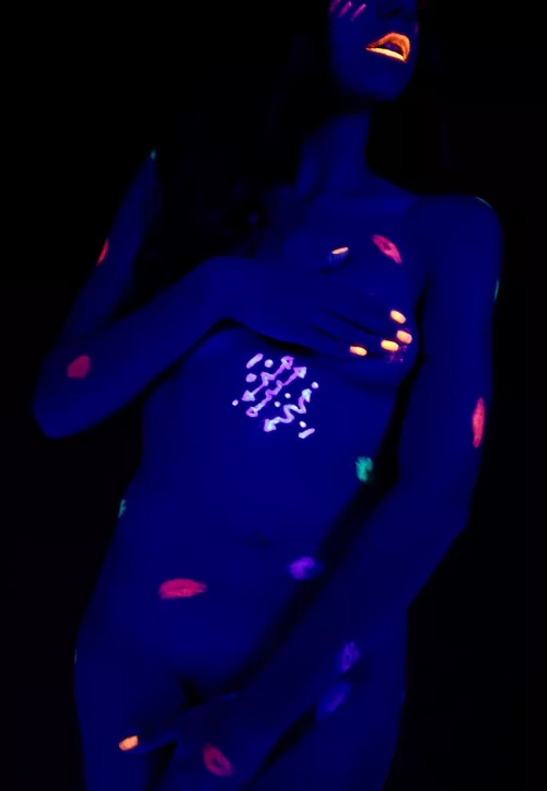 Glowing kisses~ by Mrs_Elisabeth