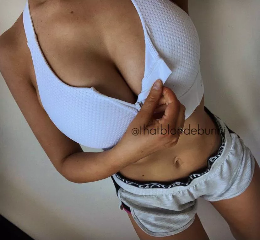 Going for a jog, hope my boobs stay in my bra this time 🤦🏼‍♀️ posted by thatblondebarbie